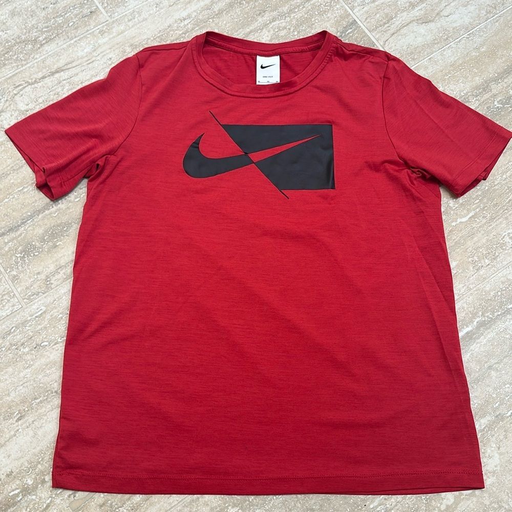 Nike red dry fit short sleeve t-shirt – XL